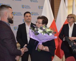 Radna Senior wręcza kwiaty Przewodniczącemu Rady Gminy Borowie
