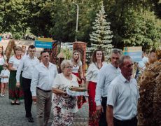 Korowód dożynkowy na placu przed kościołem