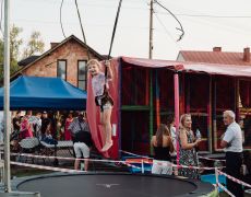 Dziecko na trampolinie