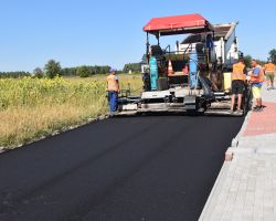 Wylewanie asfaltu na drogę gminną