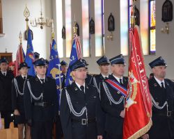 Sztandary OSP z terenu gminy podczas mszy świętej