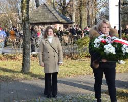 Przedstawiciele SPZOZ Borowie składają kwiaty