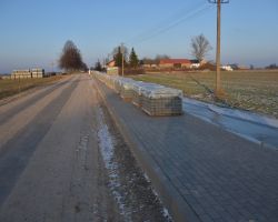 Zdjęcie przedstawia ułożony chodnik wzdłuż drogi