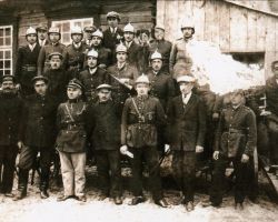 Zdjęcie przedstawia członków OSP Filipówka w latach trzydziestych XX w.