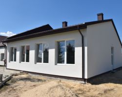Rozbudowywany budynek szkoły w Iwowem