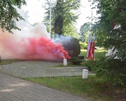 Pomnik upamiętniający Powstanie Warszawskieg w dymie rac...