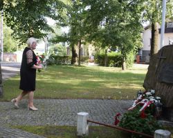 Dyrektor GOK składa kwiaty pod pomnikiem