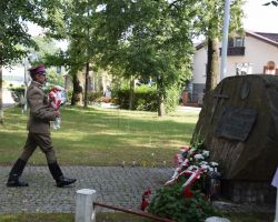 Tomasz Metera składa kwiaty pod pomnikiem