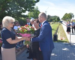 Wójt i Przewodnicząca wręczają kwiaty senator Marii Koc
