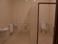 Zdjęcie przedstawia toalety w nowo dobudowanej części...