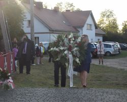 Maria Tarajewicz składa kwiaty