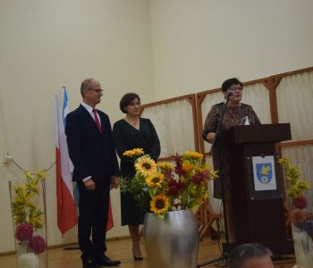 Dyrektor ZO Borowie, Ewa Wielgosz, podczas przemówienia