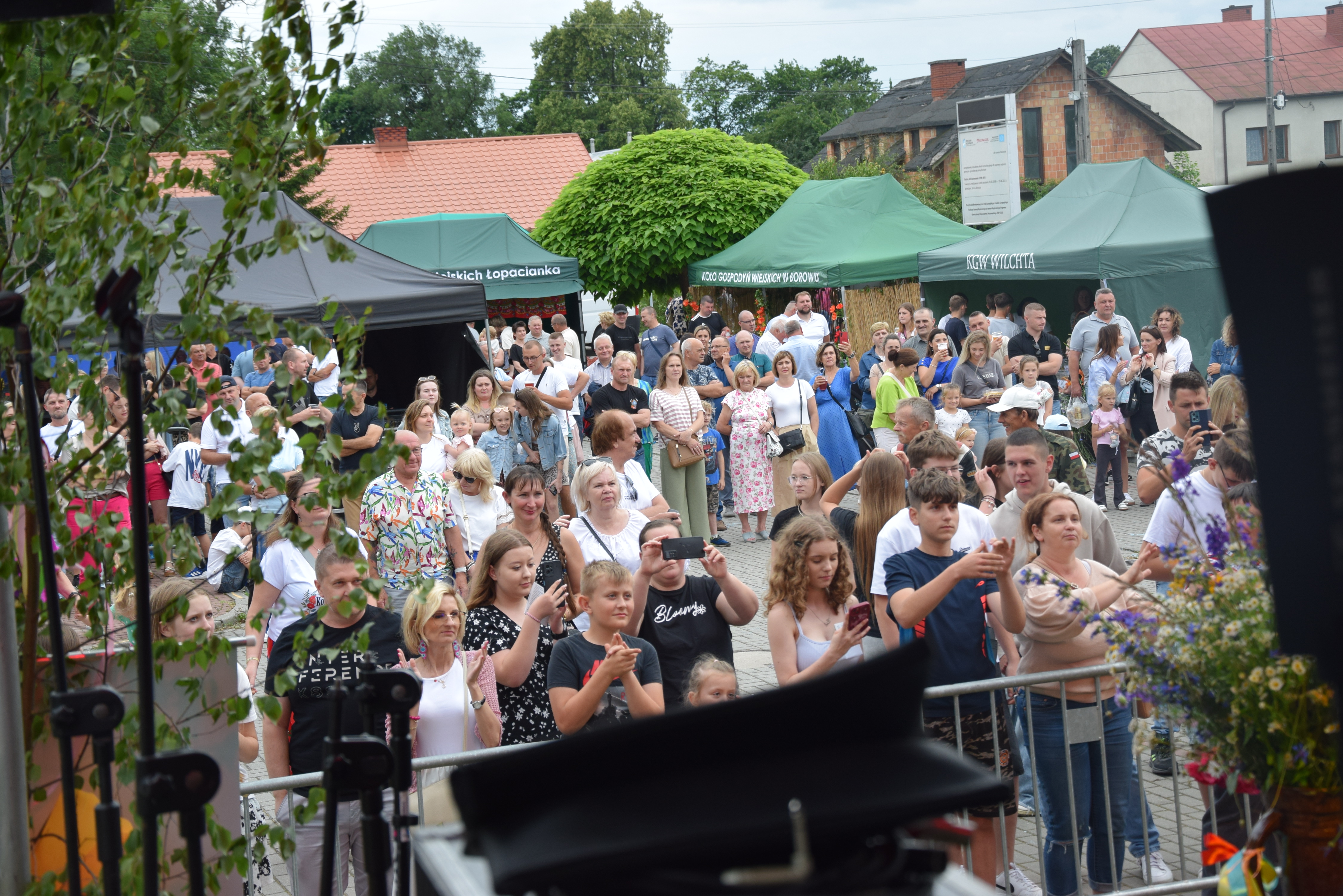 Ludzie zgromadzeni na koncercie